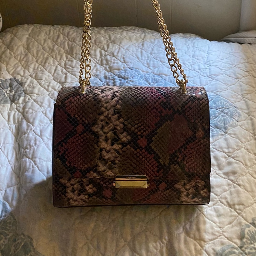 a beautiful animal print bag (snake) in pink tones